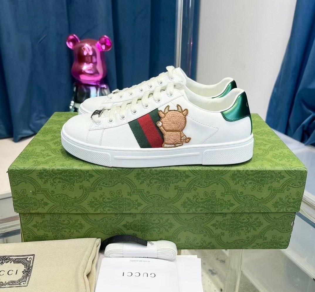 Gucci Green and Red Stripe Low-Top Sneakers — front