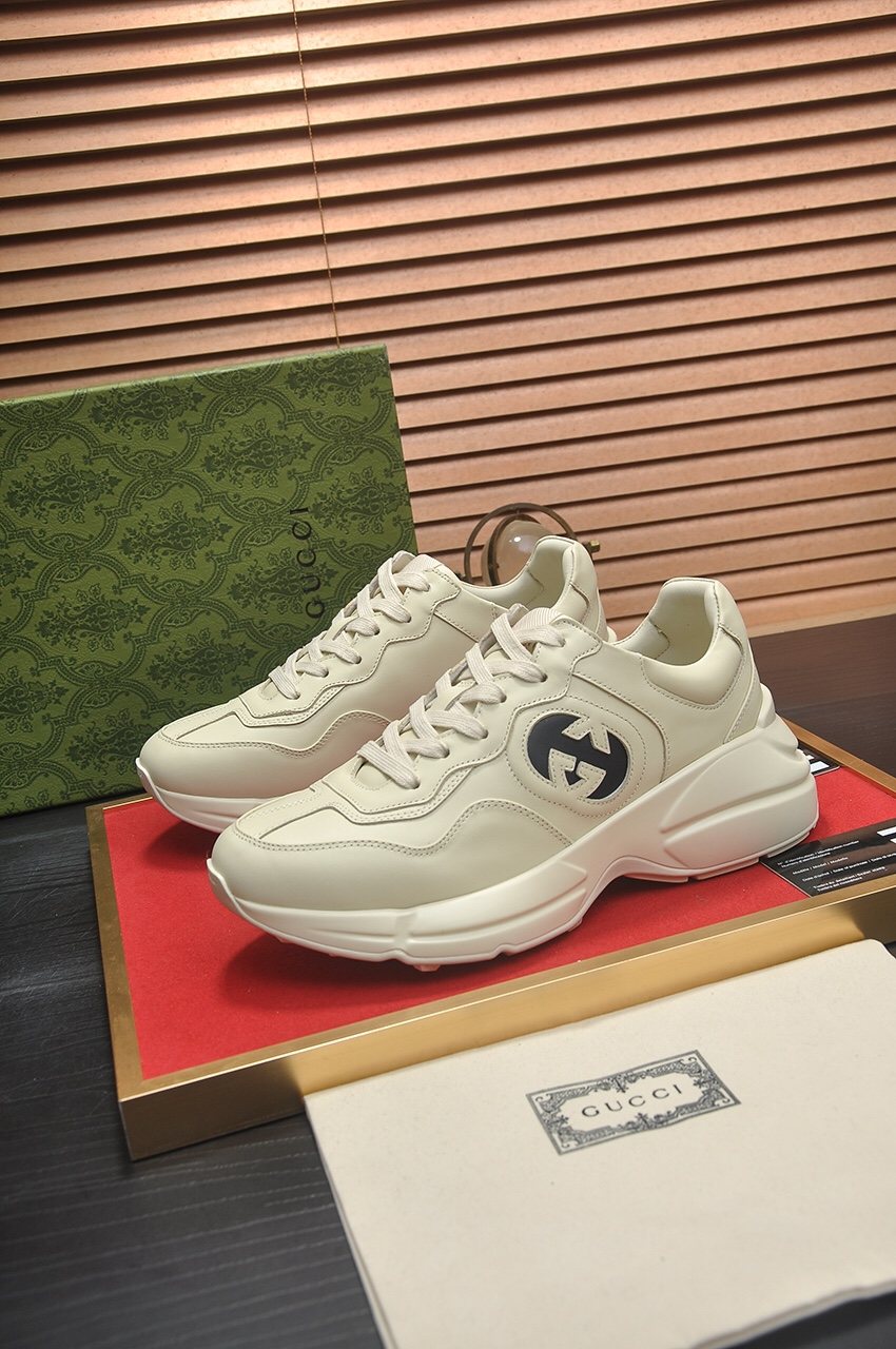 Gucci Cream White Navy Logo Low-Top Sneakers — front
