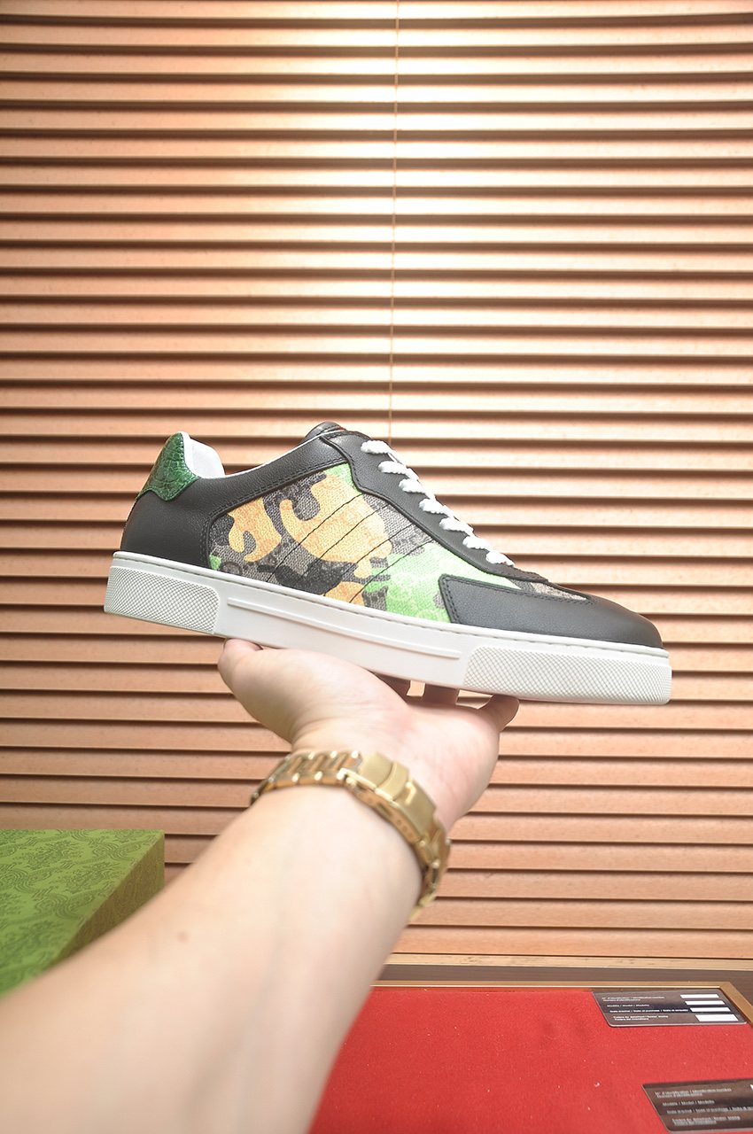 Gucci Patterned Panel Low-Top Sneakers — model