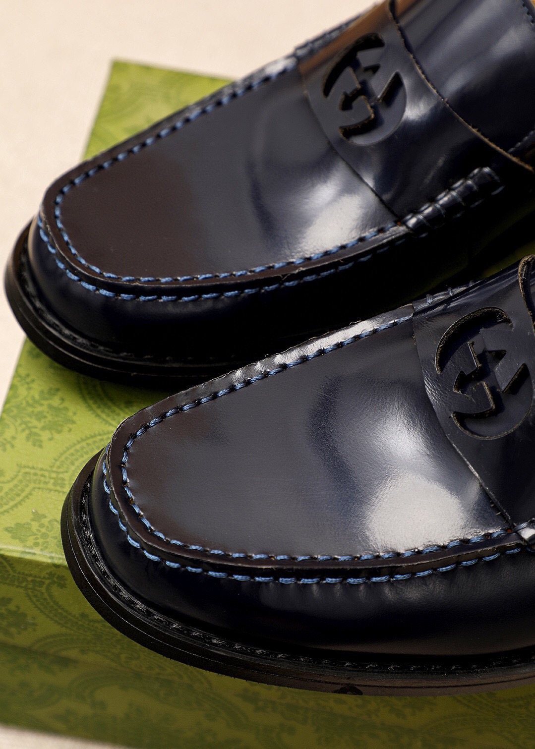 微商相册测试鞋子-Gucci Metal-Accent Moc-Toe Loafers — detail